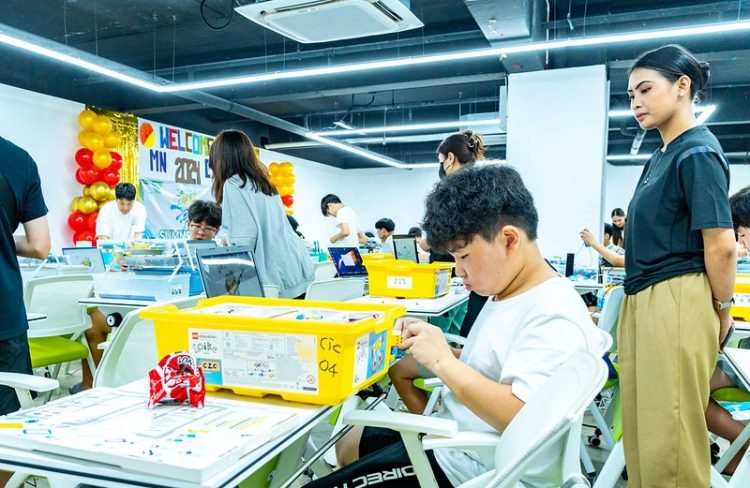 Lớp học lập trình robot tại trại hè philippines